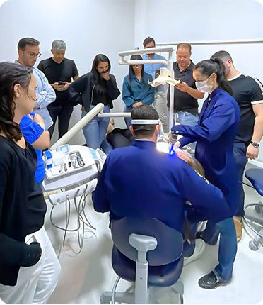 Aula hands-on com pacientes reais no curso de Aumento da DVO