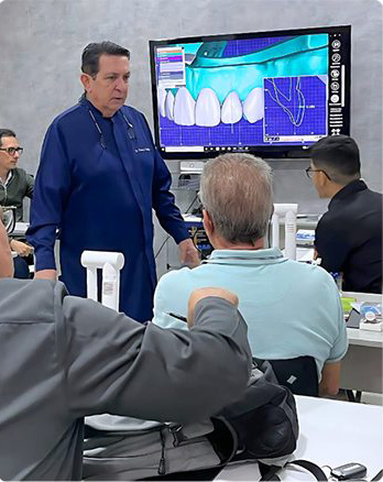 Aula clínica sobre planejamento oclusal no curso de Aumento da DVO
