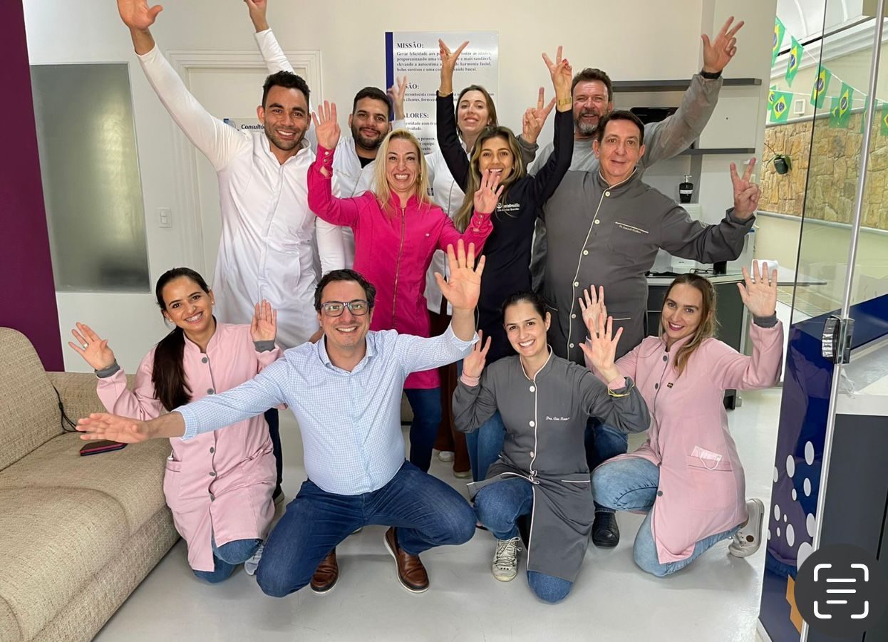 Turma reunida no Instituto Accetturi após formação em Aumento da DVO
